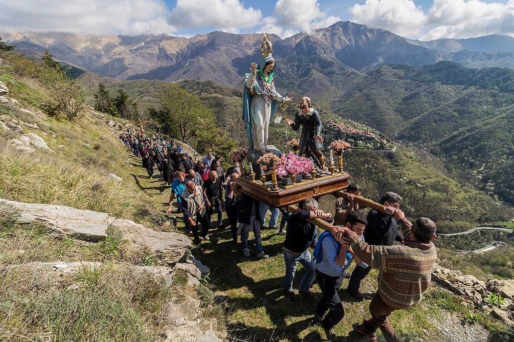 SEGNALATA Sambuco_Massimo PROCESSIONE AL MONTE TRIORA.jpg